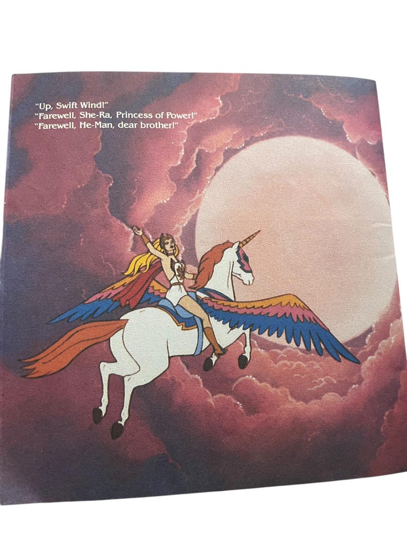 Może przedstawiać: Ilustracja She-Ry na Swift Wind, skrzydlatym jednorożcu, na tle dużego księżyca i czerwonych chmur. Obraz zawiera tekst: "Up, Swift Wind!" i "Farewell, She-Ra, Princess of Power!" i "Farewell, He-Man, dear brother!"