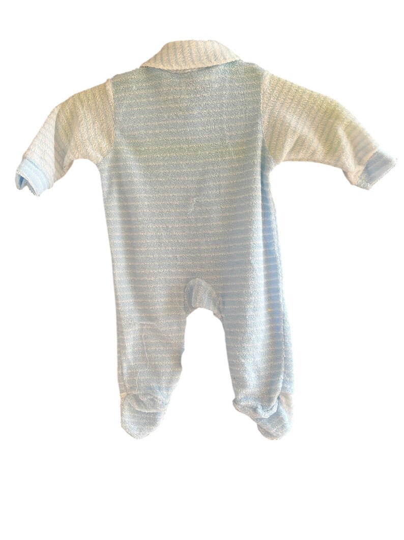 Może przedstawiać: Śpioszki dla niemowląt w niebiesko-białe paski. Śpioszki mają długie rękawy, kołnierzyk i osłony na stopy. Tkanina wydaje się być miękkim, teksturowanym materiałem.