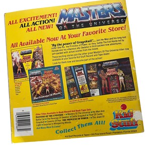 Może przedstawiać: Ż&oacute;łty, zabytkowy zestaw płyt i kaset Kid Stuff "Masters of the Universe". Opakowanie zawiera kolorową grafikę i tekst, w tym "All Excitement! All Action! All New!" i "Collect Them All!" Zestaw zawiera tytuły takie jak "The Princess of Power."