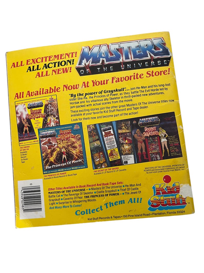 Może przedstawiać: Ż&oacute;łty, zabytkowy zestaw płyt i kaset Kid Stuff "Masters of the Universe". Opakowanie zawiera kolorową grafikę i tekst, w tym "All Excitement! All Action! All New!" i "Collect Them All!" Zestaw zawiera tytuły takie jak "The Princess of Power."