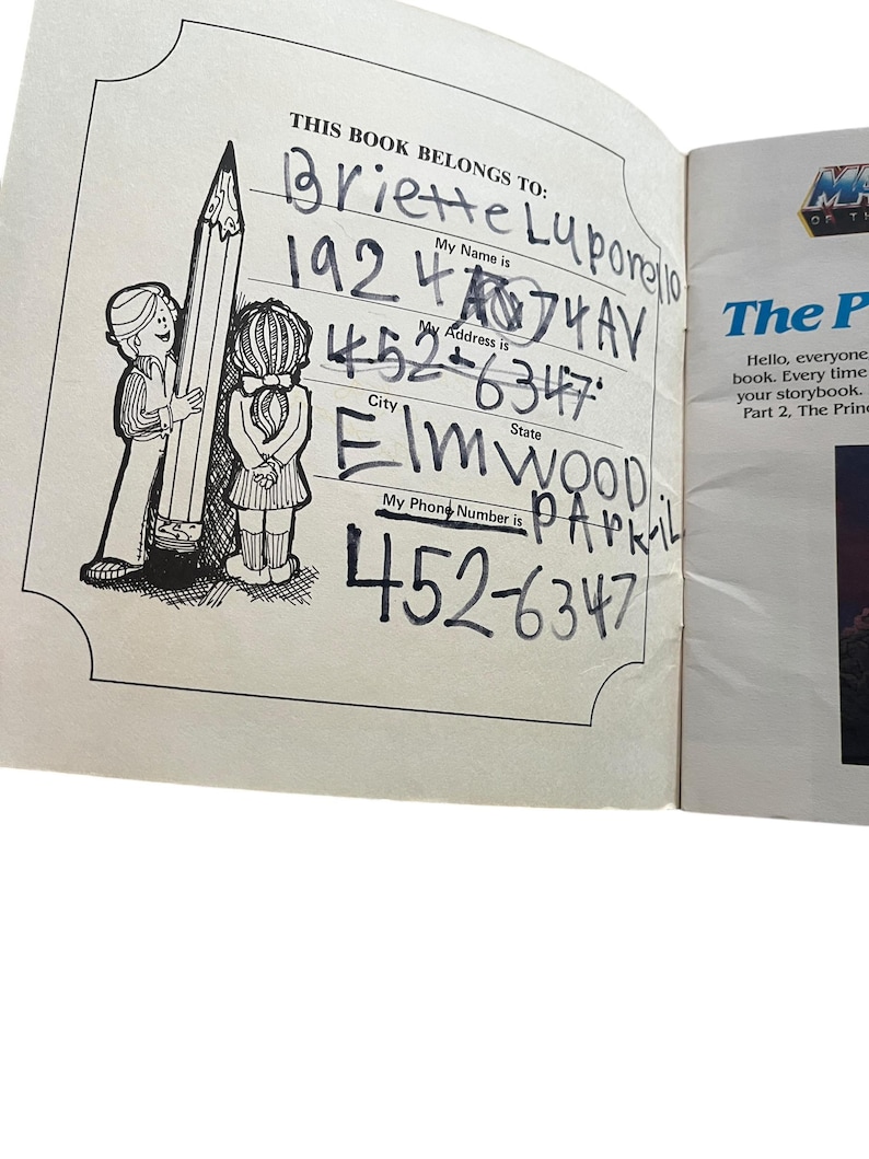 Może przedstawiać: Otwarta strona książki z sekcją zatytułowaną &bdquo;TA KSIĄŻKA NALEŻY DO:&rdquo;, wypełnioną odręcznymi informacjami. Strona zawiera ilustracje dwojga dzieci z dużym oł&oacute;wkiem. Tekst zawiera imię, nazwisko, adres i numer telefonu.