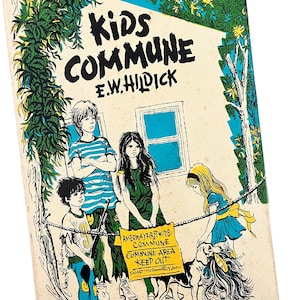 Może przedstawiać: Książka w miękkiej oprawie w stylu vintage zatytułowana "Kids Commune" autorstwa E.W. Hildick. Okładka zawiera kolorową ilustrację dzieci, psa i znak z napisem "America's First Kids Commune, Commune Area, Keep Out". Książka ma kremowe tło z zielonymi i niebieskimi akcentami.