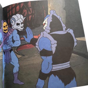 Może przedstawiać: Biały ceramiczny kubek z czarnym uchem i napisem "But First, Coffee" w stylu odręcznym. Kubek stoi na białej powierzchni. Kubek ma około 10 cm wysokości.