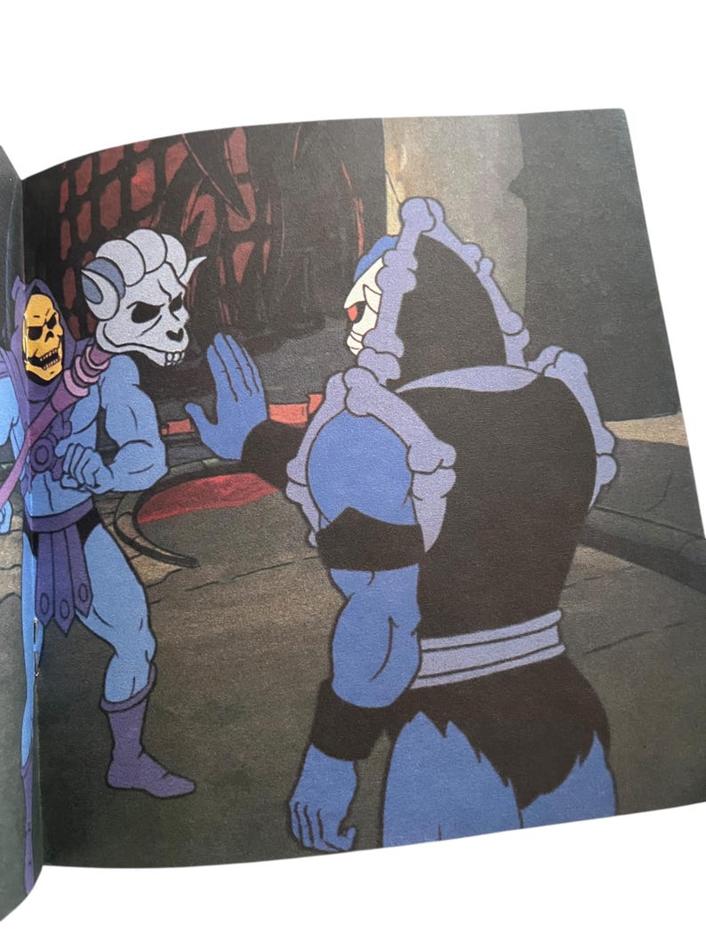 Może przedstawiać: Biały ceramiczny kubek z czarnym uchem i napisem "But First, Coffee" w stylu odręcznym. Kubek stoi na białej powierzchni. Kubek ma około 10 cm wysokości.