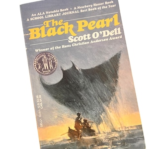 Könnte beinhalten: Ein Vintage-Taschenbuch mit dem Titel "The Black Pearl" von Scott O'Dell. Das Cover zeigt ein Gemälde eines Bootes auf dem Wasser mit zwei Personen und einer großen dunklen Form. Der Titel ist gelb, darunter der Name des Autors.