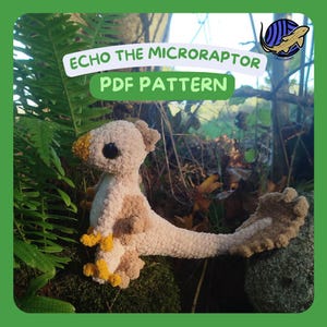Puede incluir: Un juguete de peluche Microraptor en crema, marrón y amarillo, con el texto "ECHO THE MICRORAPTOR PDF PATTERN" en verde y blanco. El juguete tiene grandes ojos negros y está sobre un fondo natural de vegetación y musgo.