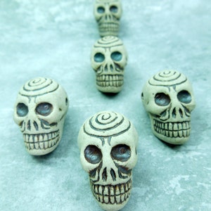 Unglasierte Spirale Sch&auml;del