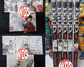 以下が含まれることがあります： 黒い背表紙に白い文字で「BLOOD」と書かれたマンガのコレクション。巻数は1巻から5巻まで。表紙にはアニメ風のイラストが描かれています。WDSのロゴも表示されています。