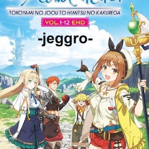 Puede incluir: Portada de DVD de anime con cuatro personajes del programa "Atelier Ryza: La Reina del Anochecer y el Escondite Secreto". Los personajes están de pie en un camino en un campo verde. El título del programa está escrito en letras grandes en la parte superior de la portada. El DVD está etiquetado como "Vol. 1-12 Fin".