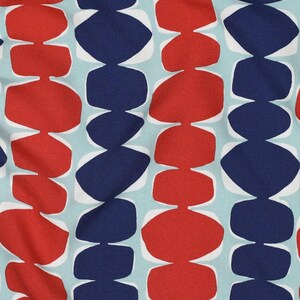 Könnte beinhalten: Abstraktes Stoffmuster mit einem sich wiederholenden Design aus roten und marineblauen Formen auf hellblauem Hintergrund. Die Formen sind weiß umrandet und erzeugen einen kräftigen, grafischen Look. Dieses Textildesign eignet sich für verschiedene Anwendungen.