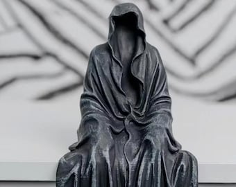 Hooded Reaper Figurines, Gothic Dark Art Resin Statues, Faceless Cloaked Figures for Home Decor, Halloween & Spiritual Collectibles decor.