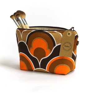Trousse de maquillage, trousse à cosmétiques ou trousse d'accessoires des années 70 faite à la main à partir de tissu vintage original par EllaOsix