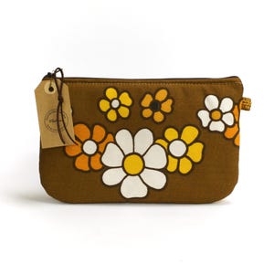 Bolsa de maquillaje de tela vintage con cremallera de los años 70 - Bolsa de cosméticos con diseño floral marrón - Hecha a mano por EllaOsix