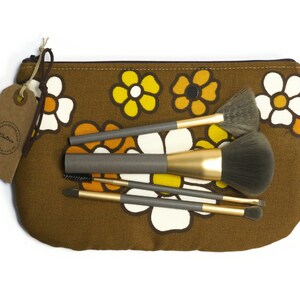 large 70s retro pouch with zipper with flowers in yellow and white on dark brown. 
Handmade from genuine vintage fabrics. 
25 cm wide and 16 cm high. 
Perfect for makeup, pencils, and everything you want to store in it. 
Made in The Netherlands