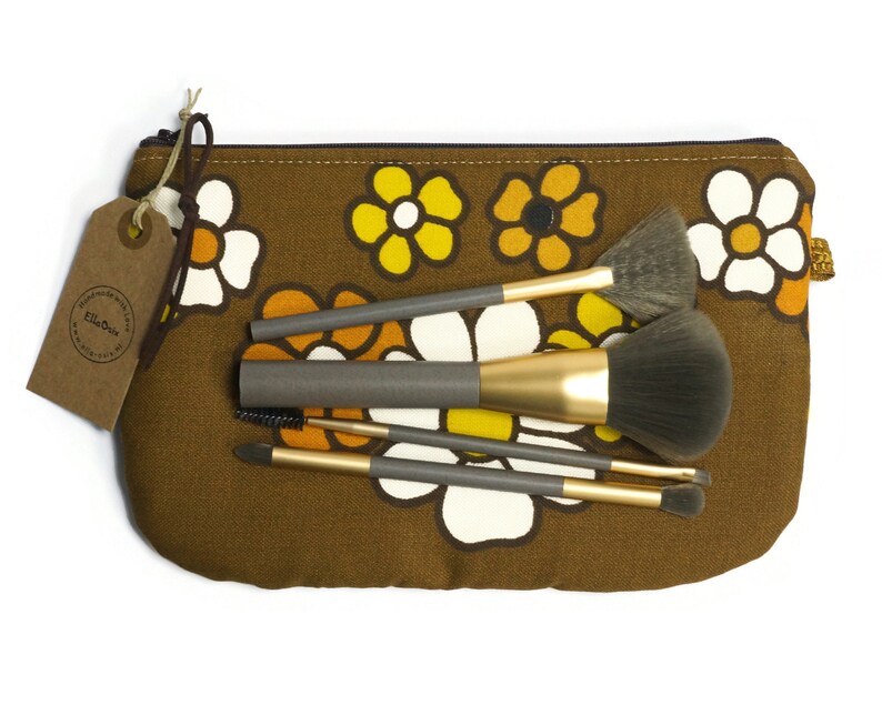 large 70s retro pouch with zipper with flowers in yellow and white on dark brown. 
Handmade from genuine vintage fabrics. 
25 cm wide and 16 cm high. 
Perfect for makeup, pencils, and everything you want to store in it. 
Made in The Netherlands