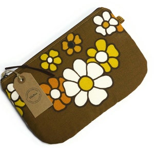 large 70s retro pouch with zipper with flowers in yellow and white on dark brown. 
Handmade from genuine vintage fabrics. 
25 cm wide and 16 cm high. 
Perfect for makeup, pencils, and everything you want to store in it. 
Made in The Netherlands