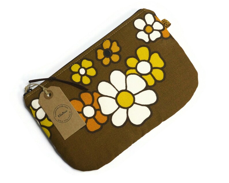 large 70s retro pouch with zipper with flowers in yellow and white on dark brown. 
Handmade from genuine vintage fabrics. 
25 cm wide and 16 cm high. 
Perfect for makeup, pencils, and everything you want to store in it. 
Made in The Netherlands