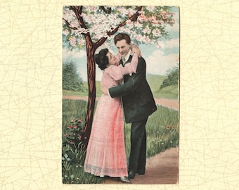 Postal antigua de 1900 / Pareja abrazándose bajo un árbol en flor