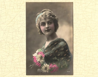 Französische Vintage Postkarte | Hübsche Dame mit Blumen | Frauenbildnis