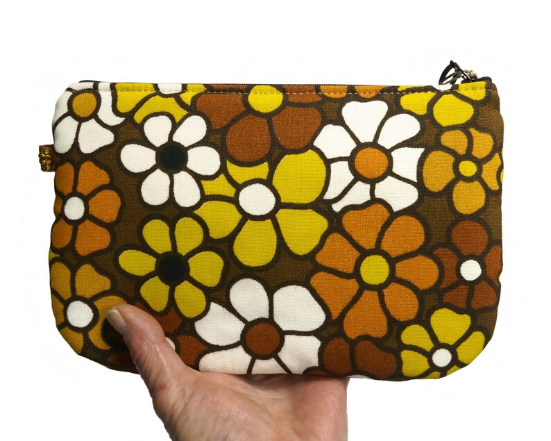 large 70s retro pouch with zipper with flowers in yellow and white on dark brown. 
Handmade from genuine vintage fabrics. 
25 cm wide and 16 cm high. 
Perfect for makeup, pencils, and everything you want to store in it. 
Made in The Netherlands