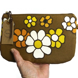 large 70s retro pouch with zipper with flowers in yellow and white on dark brown. 
Handmade from genuine vintage fabrics. 
25 cm wide and 16 cm high. 
Perfect for makeup, pencils, and everything you want to store in it. 
Made in The Netherlands