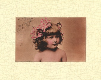 Antieke ansichtkaart uit de jaren 1900 | Klein meisje met bloemen in haar haar