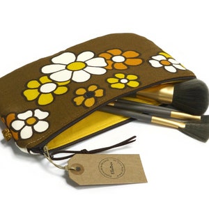 large 70s retro pouch with zipper with flowers in yellow and white on dark brown. 
Handmade from genuine vintage fabrics. 
25 cm wide and 16 cm high. 
Perfect for makeup, pencils, and everything you want to store in it. 
Made in The Netherlands
