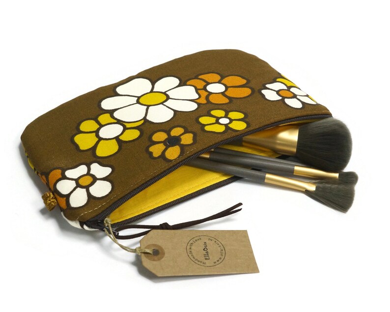 large 70s retro pouch with zipper with flowers in yellow and white on dark brown. 
Handmade from genuine vintage fabrics. 
25 cm wide and 16 cm high. 
Perfect for makeup, pencils, and everything you want to store in it. 
Made in The Netherlands