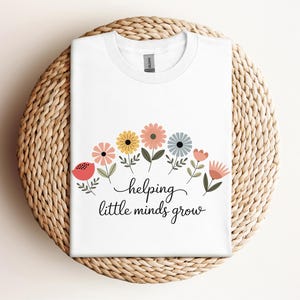 Helfende kleine Köpfe wachsen Shirt, Floral Lehrer Shirt, inspirierendes Lehrer T-Shirt, Geschenk für Lehrer, Lehrer Shirt, Lehrer Wertschätzung