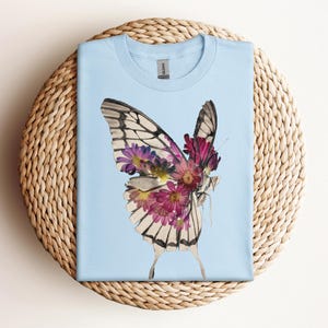 Schmetterling Blumen, ästhetische Kleidung, Pflanzenliebhaber, T-Shirt, Geburtstagsgeschenk Mutter, Naturentwürfe, Geschenk für ihre Frauen