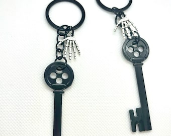 Llave de botón con mano de esqueleto, llavero de Coraline, Otra madre, Halloween limitado, Temporada espeluznante