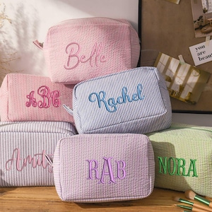 Personalisierte Seersucker Make-up Tasche, Kosmetiktasche, Brautjungfer Geschenke, Brautparty Geschenke, Make-up Veranstalter, Brautparty Geschenk