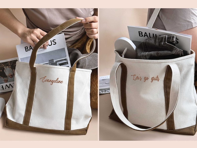 Peut inclure: Un sac fourre-tout en toile blanche avec des finitions et des anses en cuir marron. Le sac porte deux inscriptions brod&eacute;es diff&eacute;rentes : "Evangeline" et "Let's go girls".