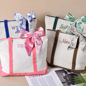 Sac fourre-tout personnalisé de demoiselle d'honneur, sac fourre-tout brodé personnalisé, sac d'école, cadeaux pour elle, fourre-tout avec texte personnalisé, cadeau de jeune fille image 2