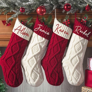 パーソナライズされたニットクリスマスストッキング、2024年刺繍入りクリスマスストッキング（名前入り）、モノグラムストッキング、ホリデーストッキング、ファミリーストッキング