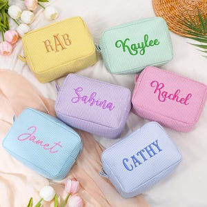 Personalisierte Seersucker Make-up Tasche, Kosmetiktasche, Brautjungfer Geschenk Tasche, Brautparty Geschenk, Reise-Make-up Tasche, Make-up Veranstalter, Brautpartygeschenk