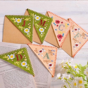 Marcapáginas de esquina bordado a mano, marcapáginas de fieltro personalizado con esquinas triangulares cosidas, regalo hecho a mano para amantes de los libros, regalo para mamá