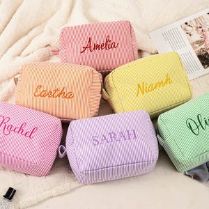 Personalisierte Seersucker Make-up Tasche, Kosmetiktasche, Brautjungfer Geschenke, Brautparty Geschenke, Make-up Veranstalter, Brautparty Geschenk