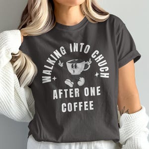 おもしろコーヒーTシャツ、教会へ歩いていくTシャツ、漫画コーヒーカップTシャツ、一杯飲んだ後のギフト、コーヒー愛好家向けアパレル、皮肉なユーモアTシャツ