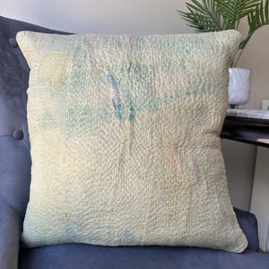 Vintage Kantha Kuddfodral: Handgjord Sari Quiltkudde 18 Inches