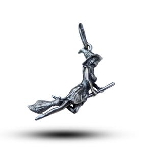 Pendentif sorcière sur balai en argent 925 | Collier de sorcière gothique | Charm sorcière volante | Bijoux païens d'Halloween | Cadeau Witchcore pour elle
