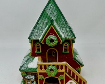 Department 56 - The Heritage Village Collection, North Pole Series - "Santa's Rooming House" (56386)