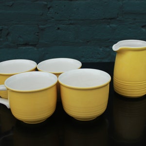 Mikasa gele Everfresh set van 4 mokken en creamer | Vintage mokken en creamer | Mikasa C3800 | Felgele vintage mokken