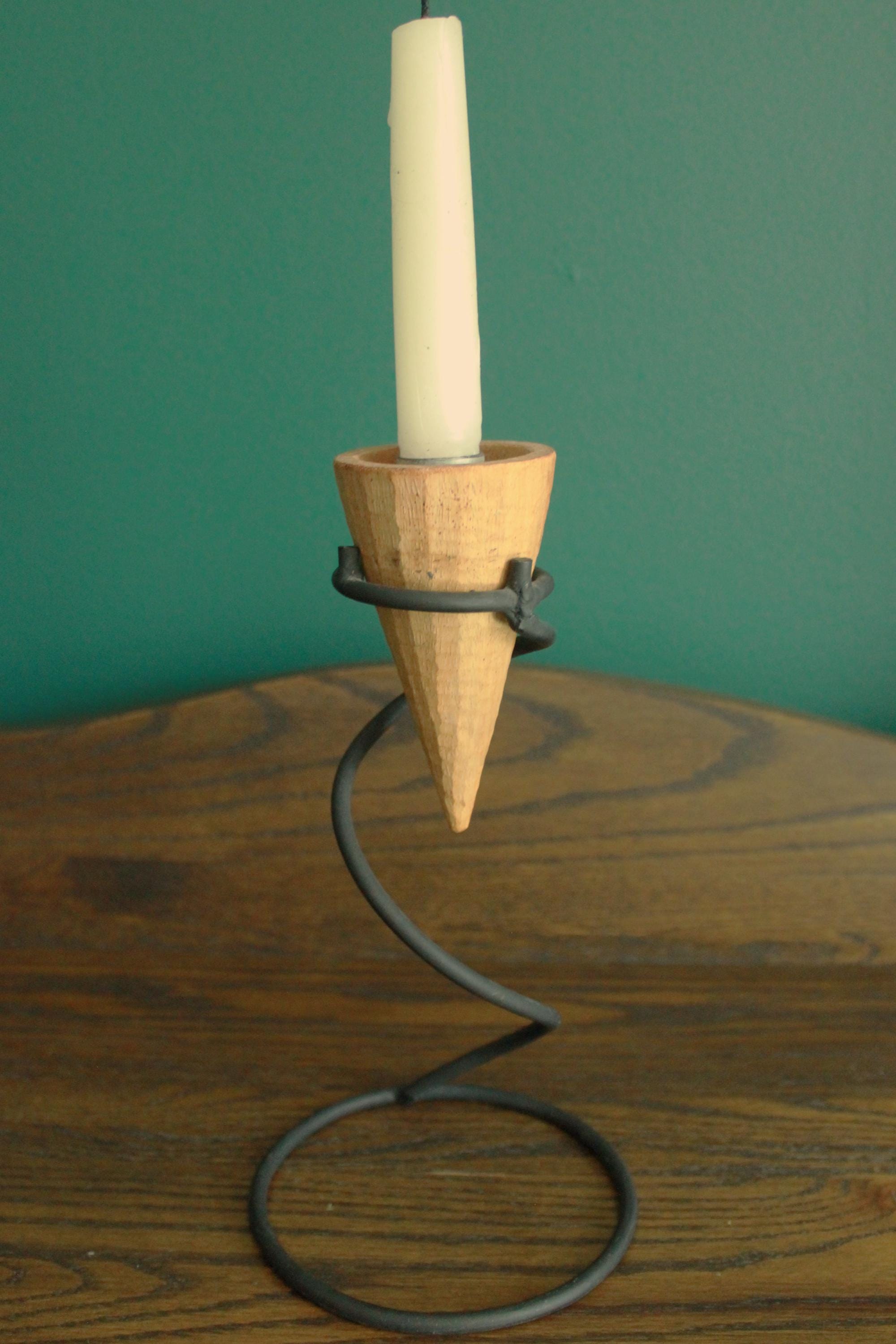 デンマークのモダンな木製と鉄製のキャンドルホルダー | ねじれた鉄製
