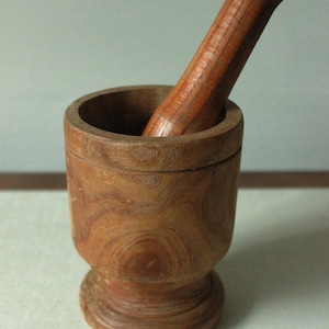Primitieve houten vijzel en stamper | Vintage handgrote vijzel en stamper van ruw hout
