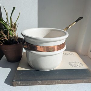Olla doble de estilo vintage / Olla de gres con detalles de cobre y asa de latón.