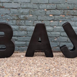 Letras grandes vintage de metal preto para pendurar "A", "B", "J" | Iniciais Pop Art | Letras pretas de alumínio