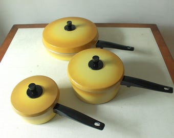 Juego vintage de seis sartenes Kitchen Delight con diseño ombré amarillo y tapas / Juego de sartenes de aluminio de mediados de siglo
