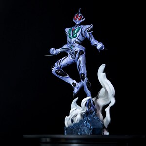 Puede incluir: Una figura de acción detallada y pintada a mano de un superhéroe en una pose dinámica. La figura está esculpida en un esquema de color blanco y negro con acentos rojos y verdes. La figura está de pie sobre una base con un efecto de humo blanco.