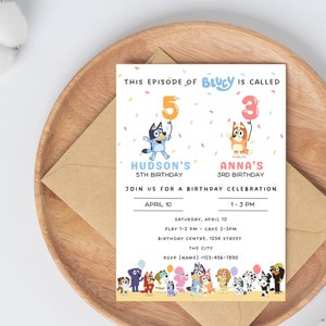 Puede incluir: Una invitación a una fiesta de cumpleaños de Bluey con un fondo blanco y confeti de colores. La invitación presenta a los personajes Bluey y Bingo sosteniendo globos con los números 5 y 3. El texto dice "Este episodio de Bluey se llama..." e incluye los nombres Hudson y Anna, sus edades, y la fecha y hora de la fiesta. La parte inferior de la invitación presenta a un grupo de personajes de Bluey.
